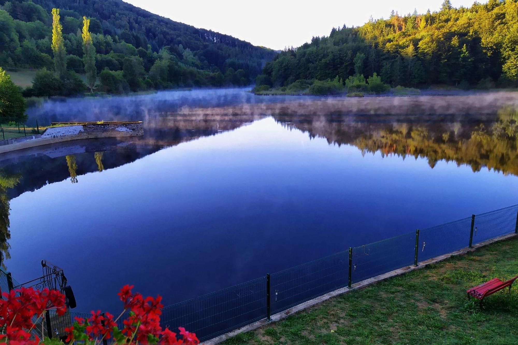 Le Lac Des Moines Condat  Exterior photo